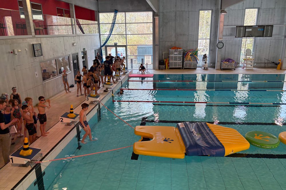 Schüler bei Schwimmwettkämpfen im Eupener Lago-Bad