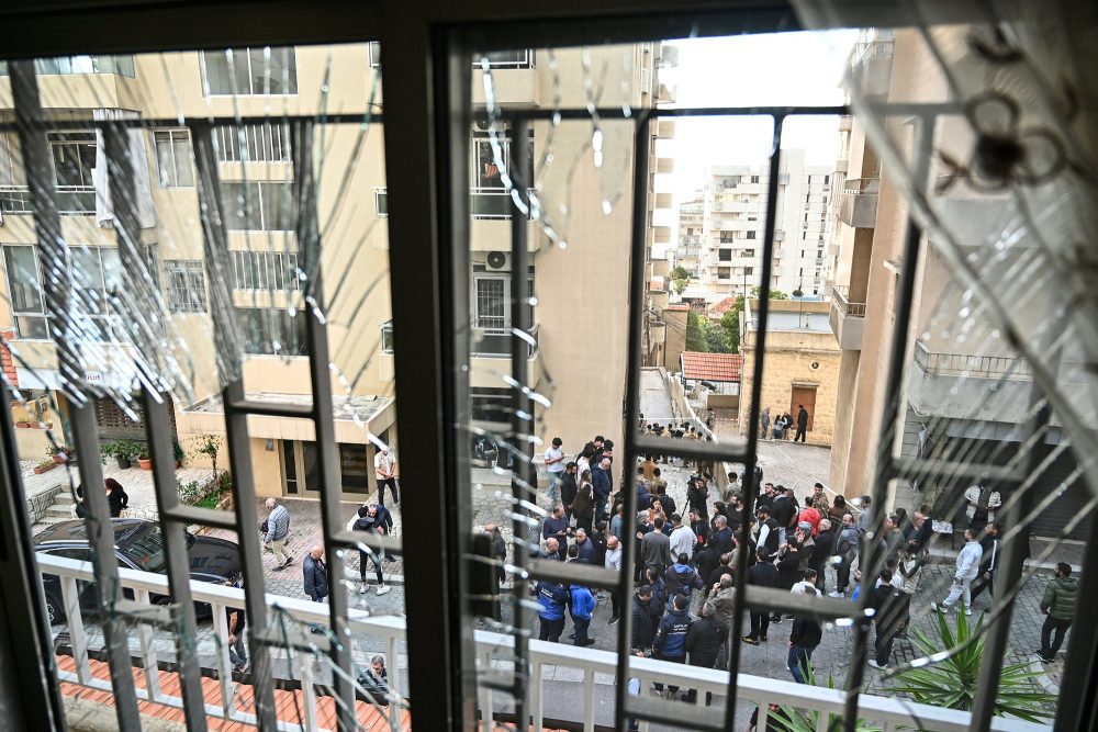 Anwohner versammeln sich an der Stelle, an der laut libanesischen Behörden Trümmerteile einer abgefangenen Rakete in der Stadt Sahel Alma nördlich von Beirut eingeschlagen sind.