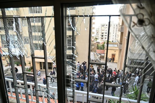 Anwohner versammeln sich an der Stelle, an der laut libanesischen Behörden Trümmerteile einer abgefangenen Rakete in der Stadt Sahel Alma nördlich von Beirut eingeschlagen sind.