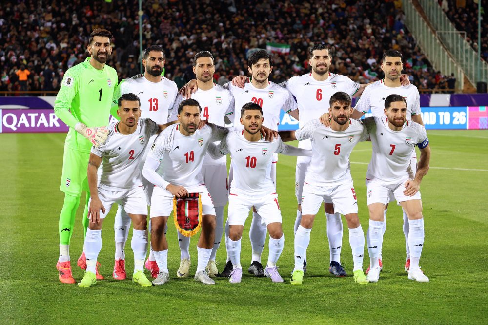 Gruppenbild der iranischen Nationalmannschaft im Fußballstadion