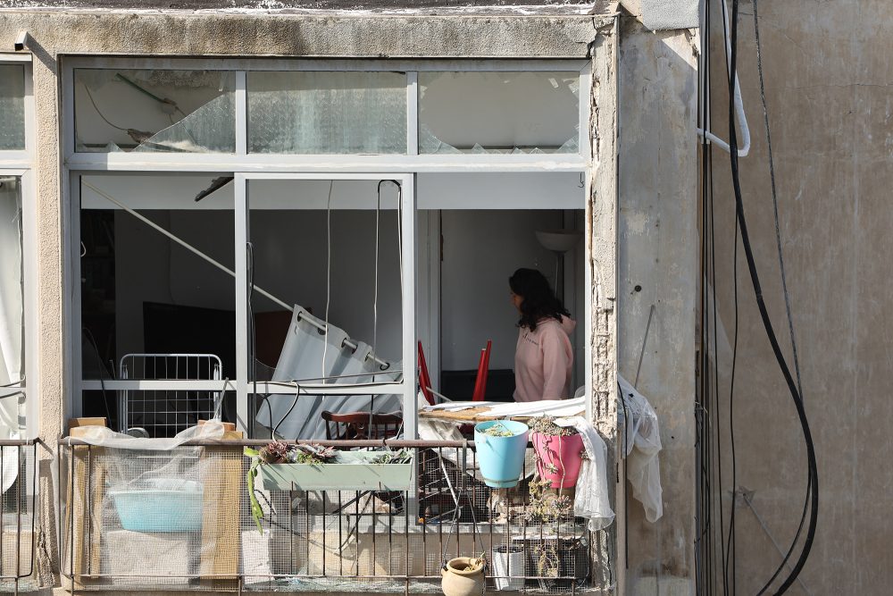 Eine Frau steht in einem Gebäude in Tel Aviv, das durch einen iranischen Raketenangriff beschädigt wurde