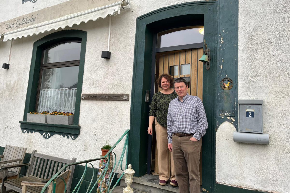 Hendrik und Saskia Vermander stehen vor ihrem Bed and Breakfast
