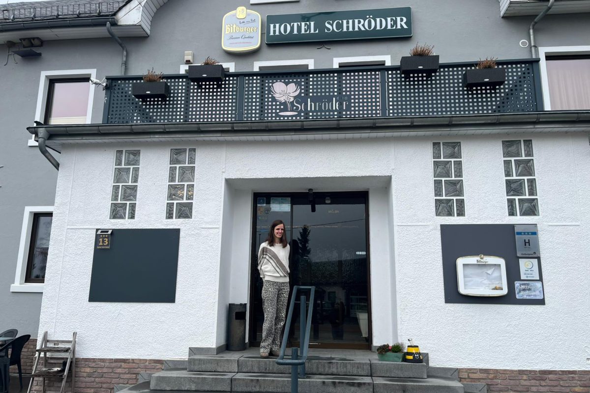 Besitzerin Susanne Fickers steht vor dem "Hotel Schröder" in Losheimergraben