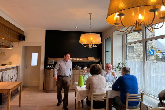 Hendrik Vermander im Frühstücksraum mit Gästen