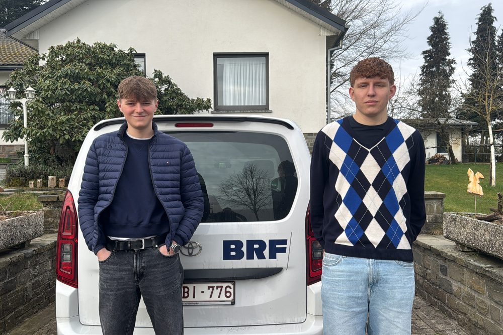 Journalisten für einen Tag, Jan Felten und Arnaud Michels, vor einem BRF-Auto