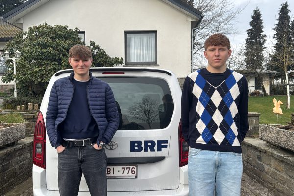 Journalisten für einen Tag, Jan Felten und Arnaud Michels, vor einem BRF-Auto