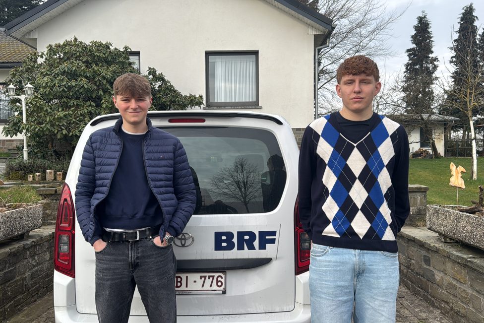 Journalisten für einen Tag, Jan Felten und Arnaud Michels, vor einem BRF-Auto