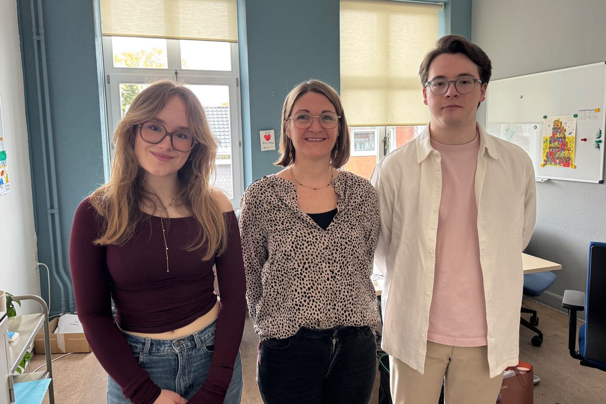 Journalisten für einen Tag Emily Godesar und Jonathan Schifflers mit Psychologin Isabelle Nyssen von Kaleido in einem Klassenraum der Schule