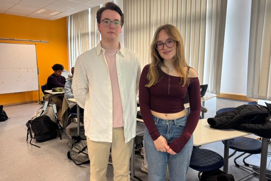 Journalisten für einen Tag Jonathan Schifflers und Emily Godesar in einem Klassenraum