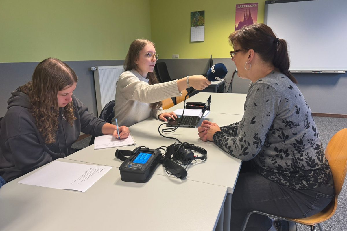 Joline Jodocy und Tessa Peiffer von der MG im Interview mit einer Gesprächspartnerin