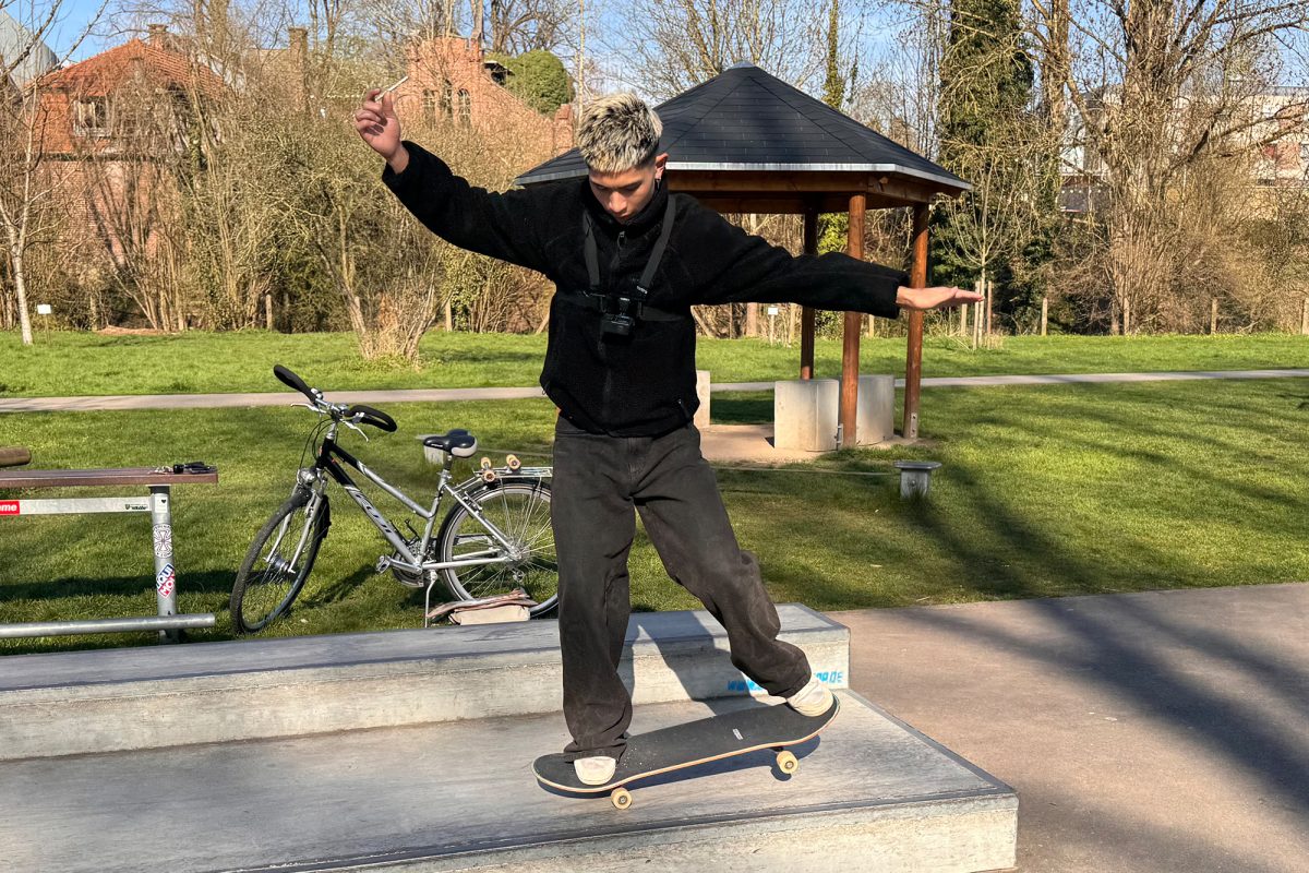 Skater Noah Pelzer auf dem Brett
