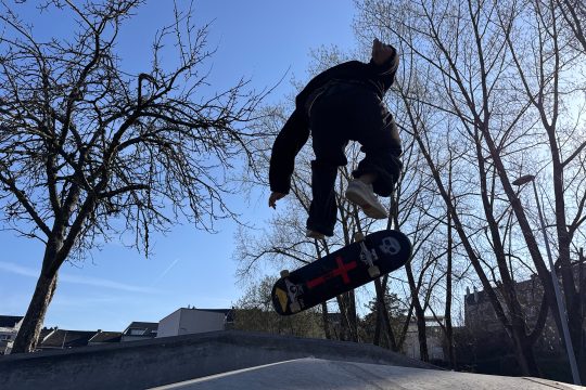 Skater Noah Pelzer bei einem Sprung