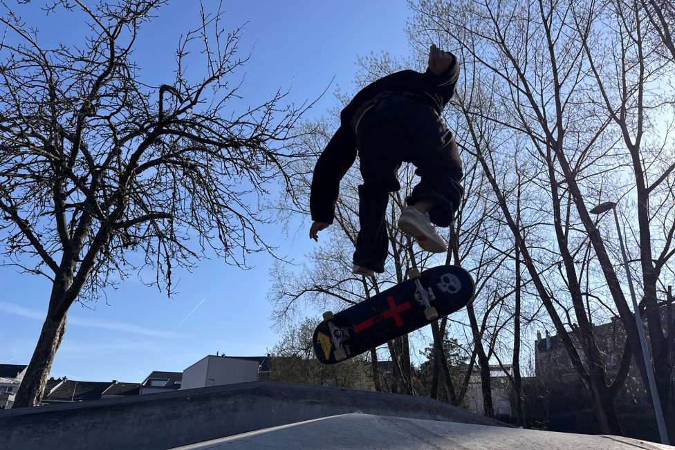 Skater Noah Pelzer bei einem Sprung