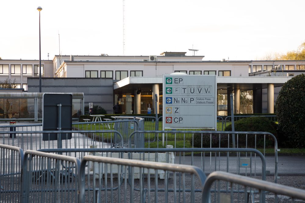 Justitia-Gerichtsgebäude in Haren, im Vordergrund stehen Absperrgitter