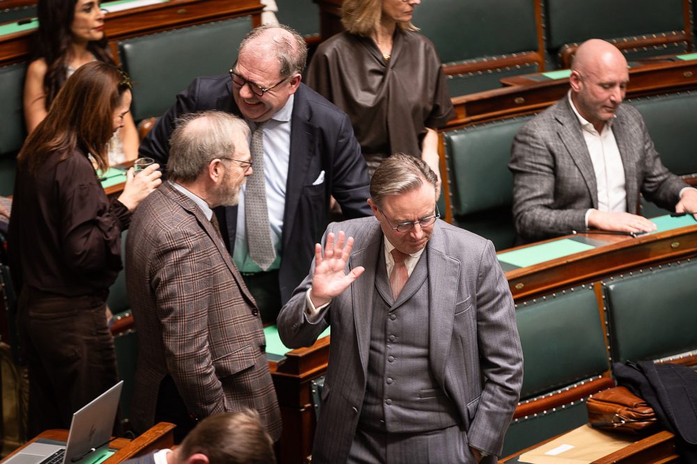 Bart de Wever hebt im Gespräch abwehrend die Hand
