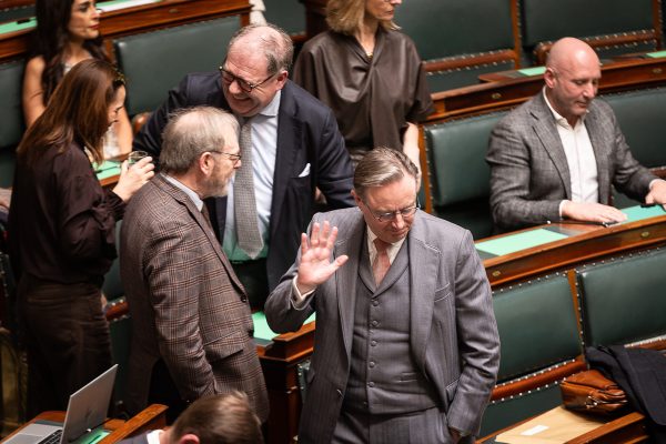 Bart de Wever hebt im Gespräch abwehrend die Hand