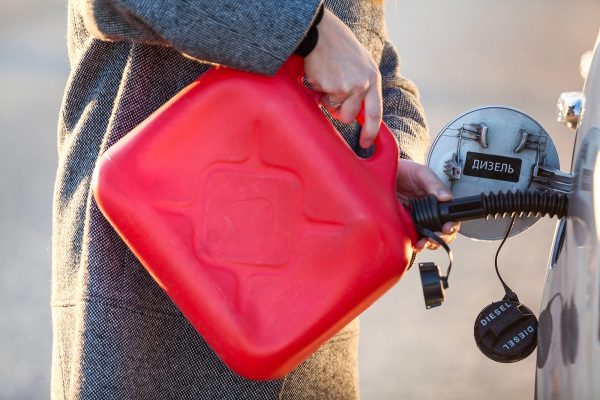 Autofahrerin tankt per Kanister