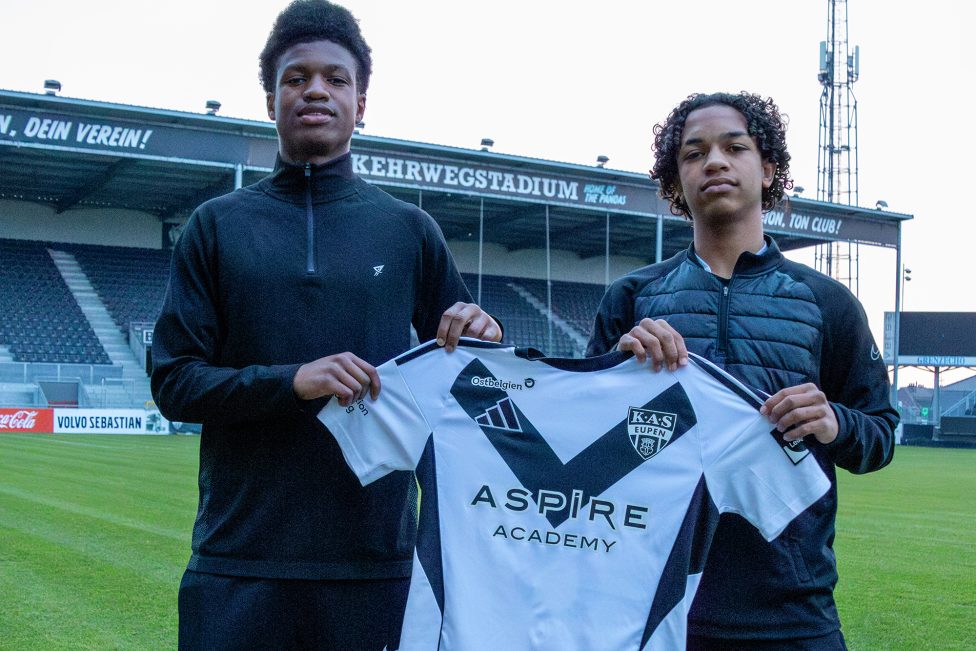 die beiden Spieler posieren mit einem Trikot der AS im Eupener Stadion