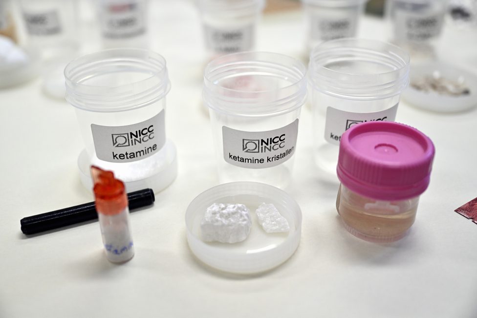 Becher mit verschiedenen Drogen, darunter Ketamin, auf einem Tisch