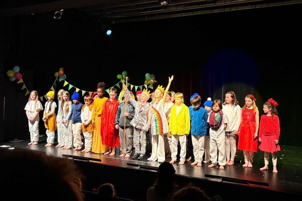 Kinder der Ketteniser Grundschule auf der Bühne beim Aachener Theater