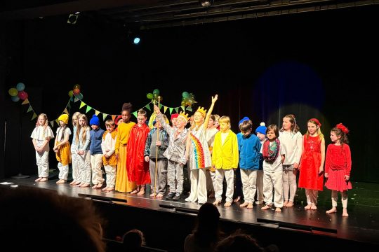 Kinder der Ketteniser Grundschule auf der Bühne beim Aachener Theater