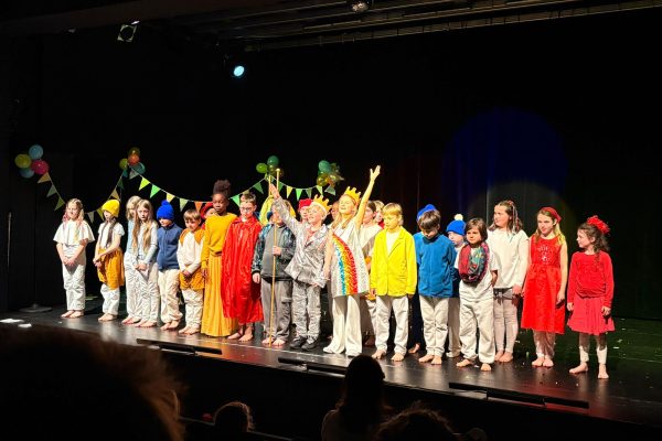 Kinder der Ketteniser Grundschule auf der Bühne beim Aachener Theater