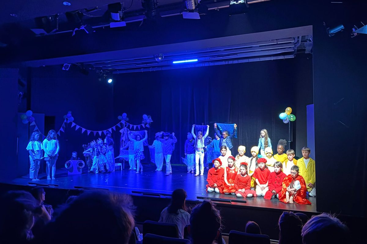 Kinder der Ketteniser Grundschule auf der Bühne beim Aachener Theater