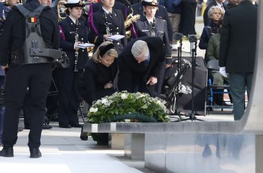 Das Königspaar legt einen Kranz zum Gedenken der Opfer der Brüsseler Anschläge nieder