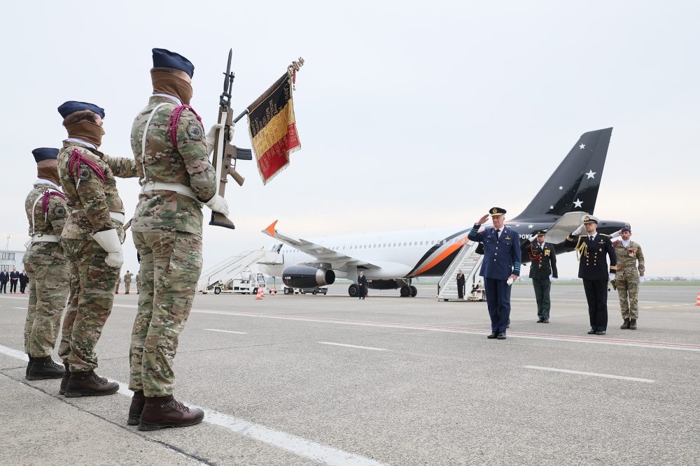 Der König in Militäruniform grüßt Vertreter der Belgischen Streitkräfte vor dem Abflug nach Norwegen