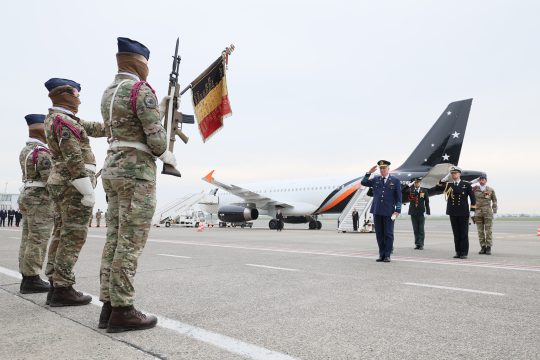 Der König in Militäruniform grüßt Vertreter der Belgischen Streitkräfte vor dem Abflug nach Norwegen