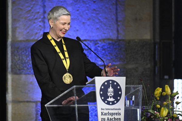 Maria Kolesnikowa mit ihrer Karlspreis-Medaille am Rednerpult