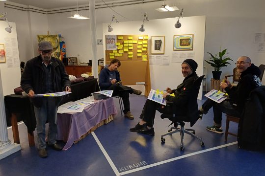 Vier Mitarbeiter von Kultkom bei den Vorbereitungen