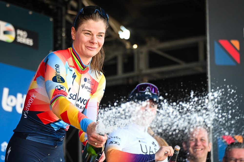 Lotte Kopecky mit einer Champagnerflasche nach ihrem Sieg