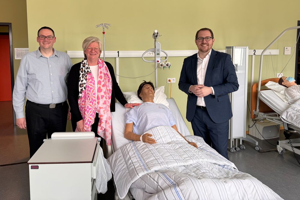 GKSW-Fachbereichsleiter Michael Beythen, AHS-Direktorin Cornelia Keutgen und Bildungsminister Jérôme Franssen