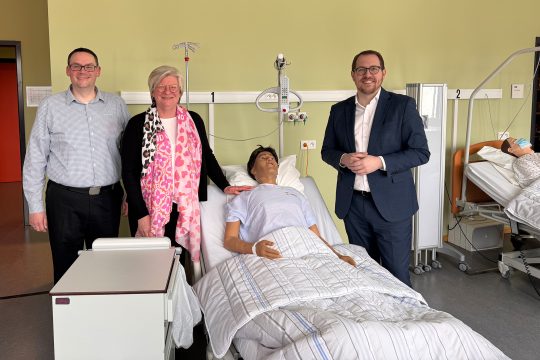 GKSW-Fachbereichsleiter Michael Beythen, AHS-Direktorin Cornelia Keutgen und Bildungsminister Jérôme Franssen