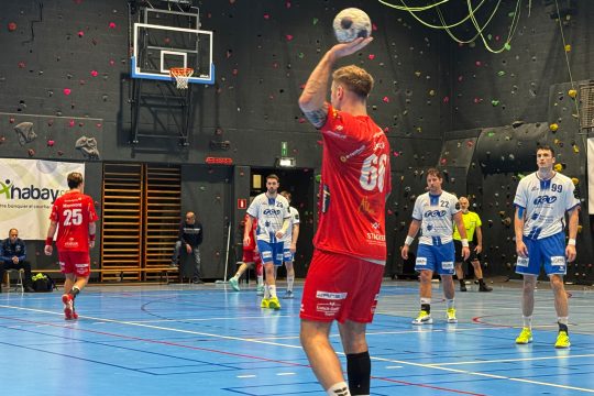 Handballspieler setzt zum Wurf des Balls an