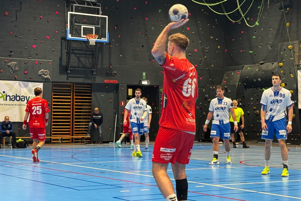 Handballspieler setzt zum Wurf des Balls an