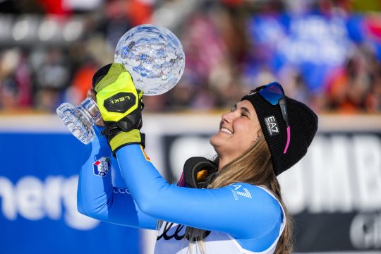 Laura Pirovano mit Siegertrophäe