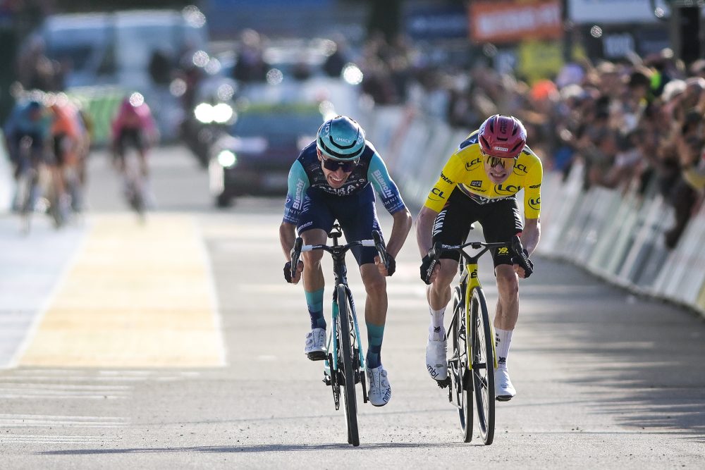 Lenny Martinez und Jonas Vingegaard kämpfen Rad an Rad kurz vor der Ziellinie um den Etappensieg