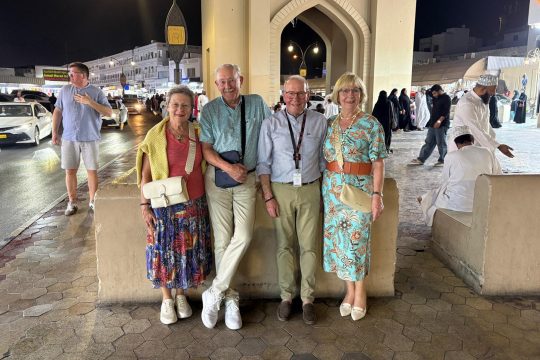 Leny Goblet mit ihrem Mann und einem befreundeten Ehepaar bei einem Ausflug in Omans Hauptstadt Maskat
