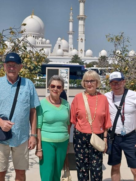 Leny Goblet (2.v.l.) mit ihrem Mann und einem befreundeten Ehepaar in Abu Dhabi
