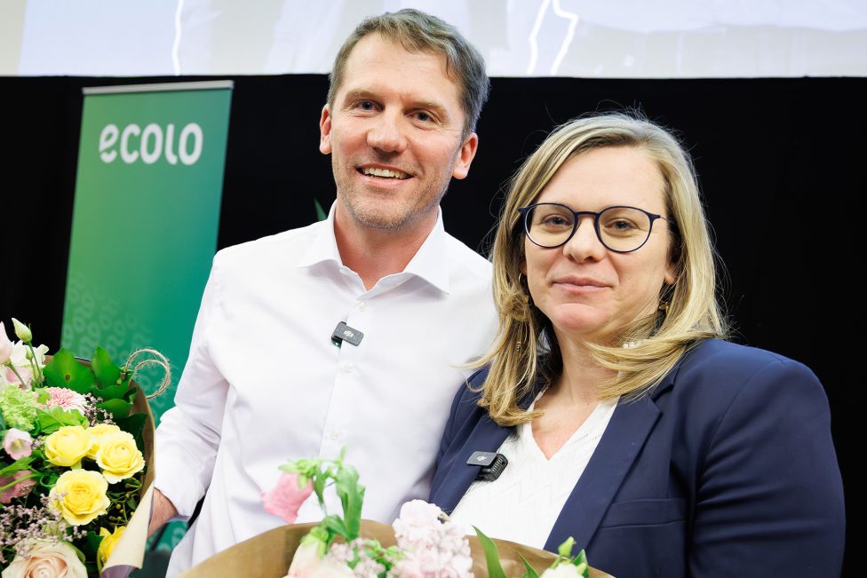 Das neue Führungsduo von Ecolo: Gilles Vanden Burre und Marie-Colline Leroy mit Blumenstrauß in der Hand