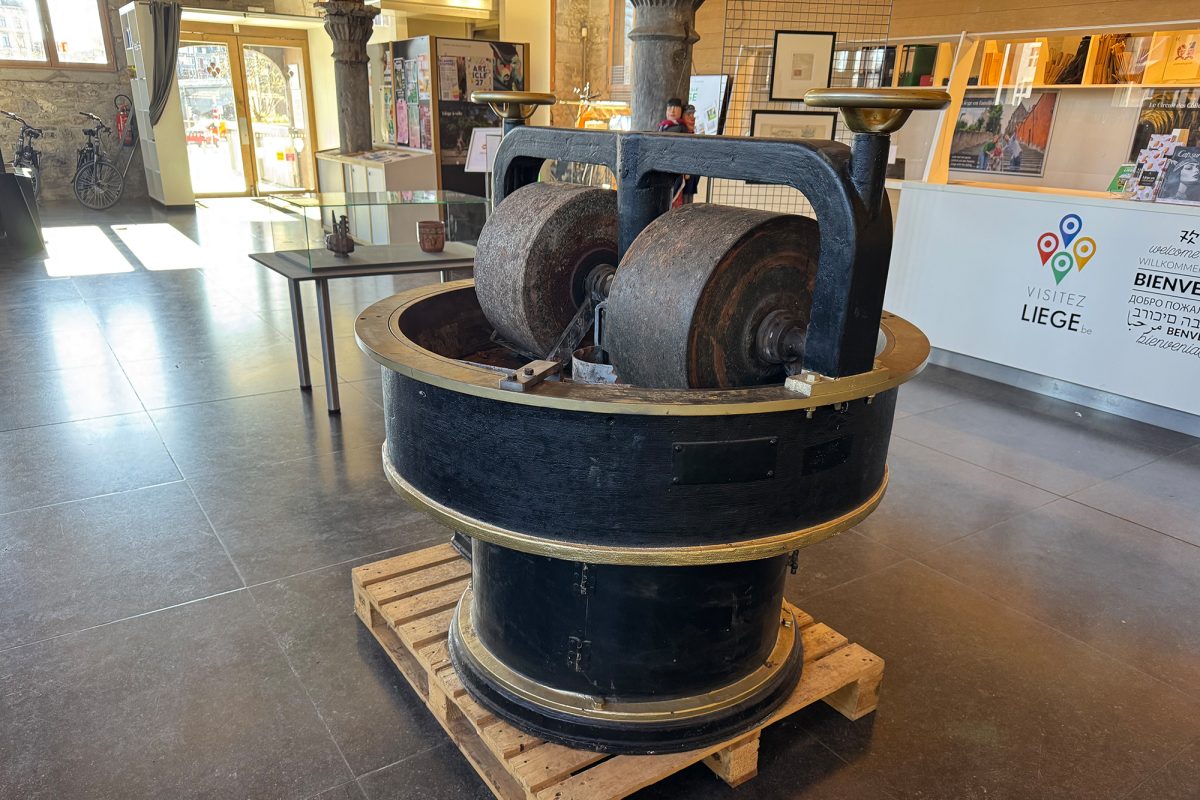 Historische Maschine zur Schokoladenherstellung, ein sogenannter Mélangeur