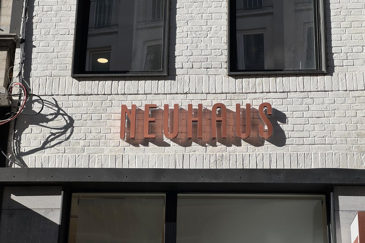 Außenfassade der Chocolaterie Neuhaus mit dem Schriftzug "Neuhaus" am Gebäude