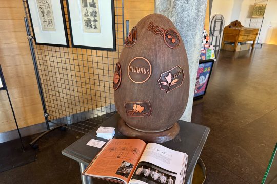 Ein sehr großes Schokoladenei der Chocolaterie Neuhaus