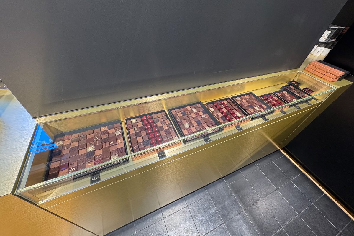 In einer Vitrine in der Chocolaterie Benoît Nihant in Lüttich werden Produkte präsentiert