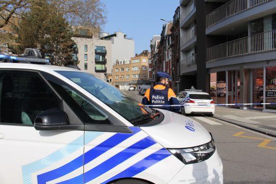Polizei im Einsatz nach der Explosion vor der Synagoge in Lüttich