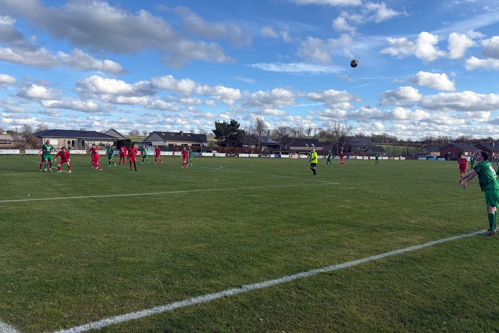 Ein Büllinger Spieler bringt den Ball mit einem Einwurf ins Spiel