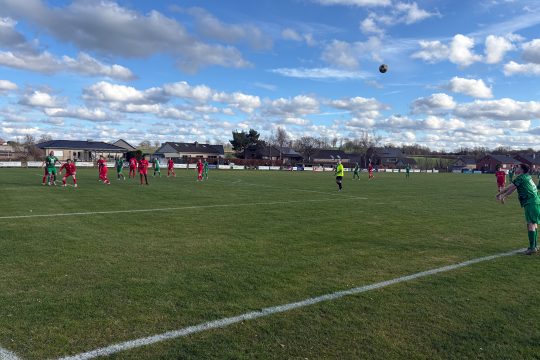 Ein Büllinger Spieler bringt den Ball mit einem Einwurf ins Spiel