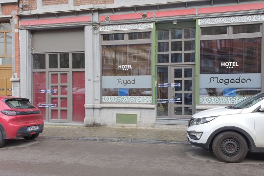 Vordere Fassade des Hotels Ryad Mogador in Lüttich